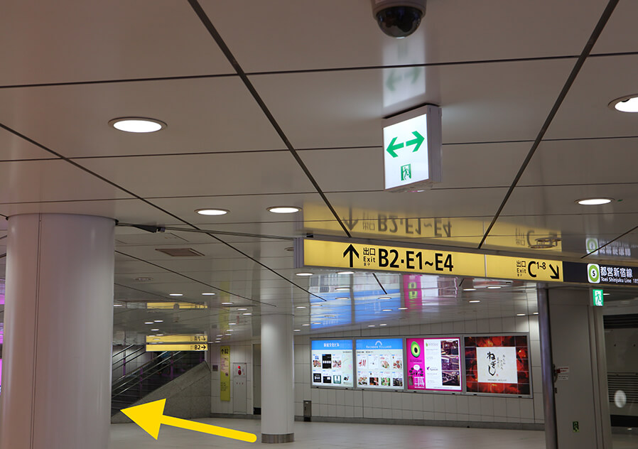 地下鉄「新宿三丁目」の改札を出て、B2出口へ向かいます。